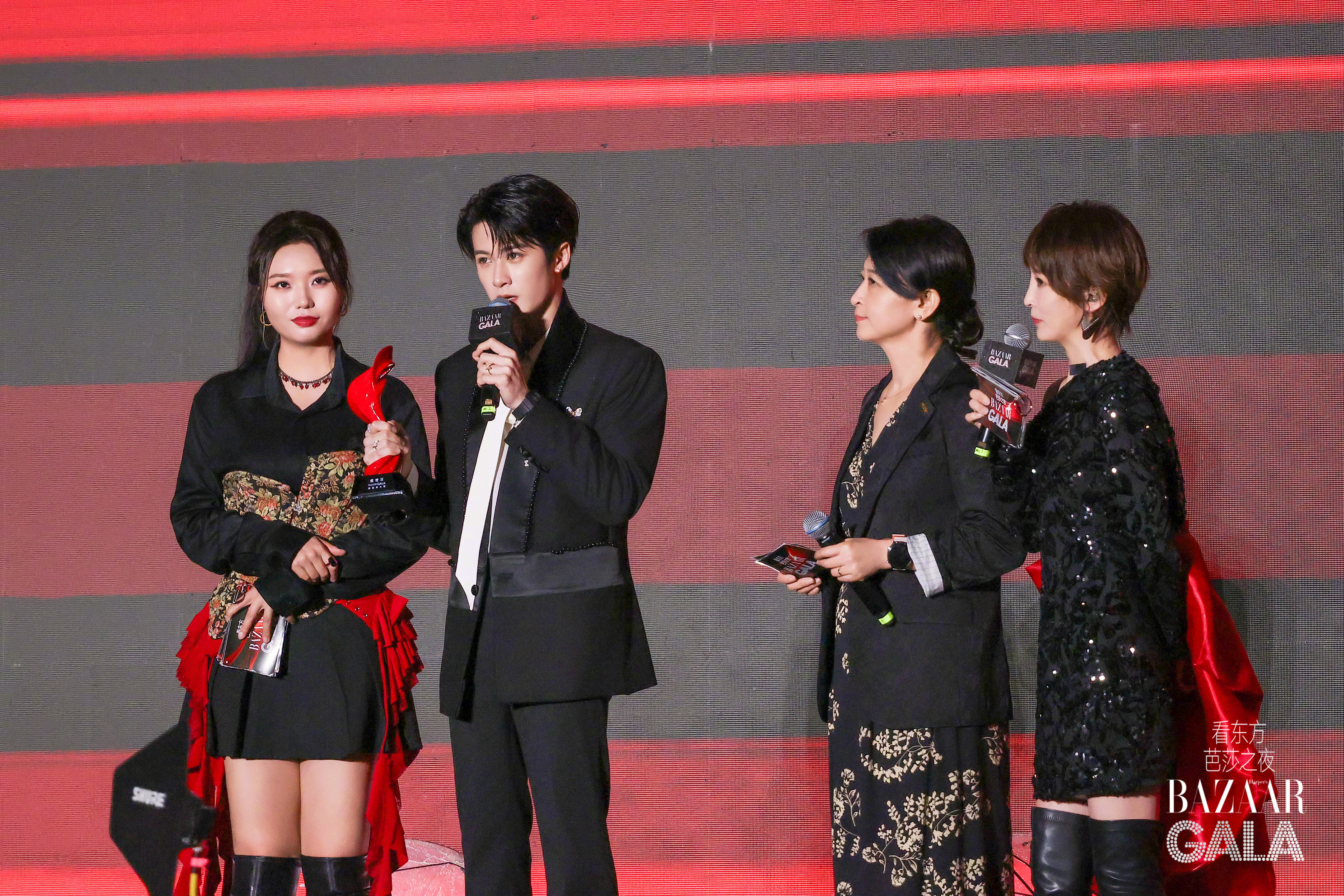 Đêm ấy lung linh rực rỡ vì có anh – That night was sparkling and brilliant because of you.