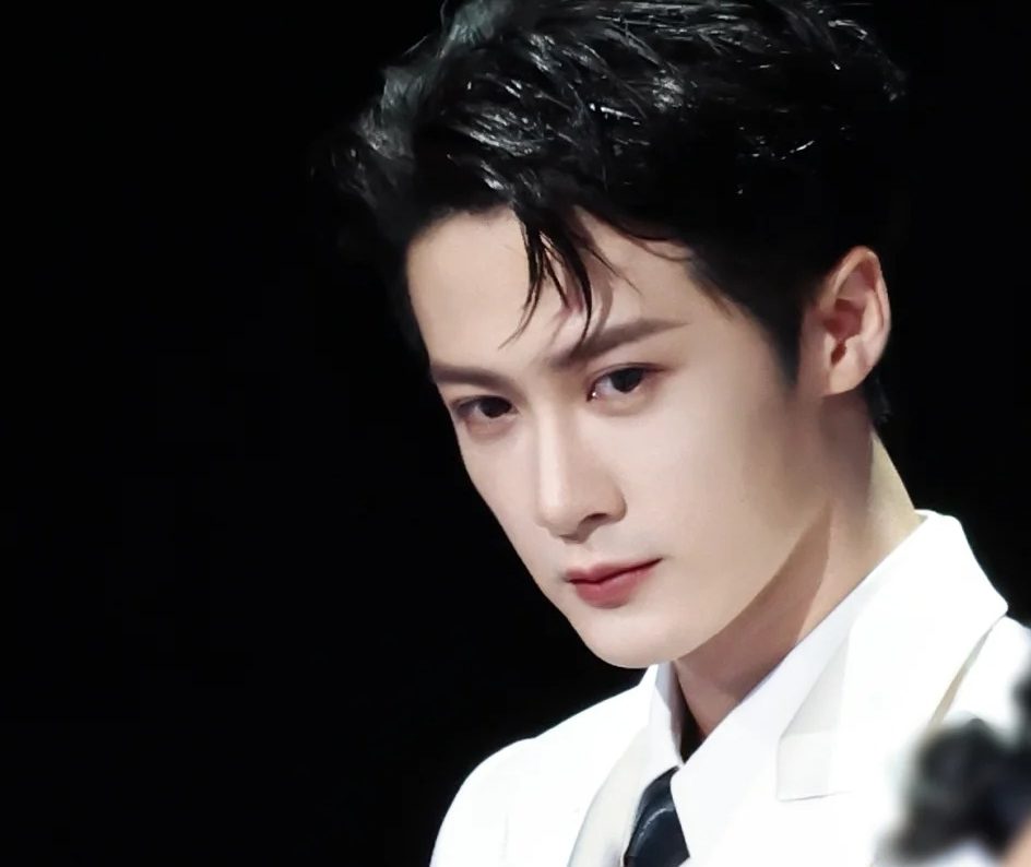 Đêm hội Gào Thét iQiyi – Giải thưởng “Nghệ sĩ toàn diện xuất sắc nhất khu vực CA-TBD” – iQiyi Screaming Night: “Asia Pacific All-Round Artist of the Year”