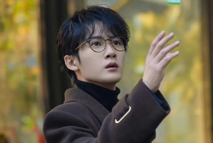 Buổi phát sóng trực tiếp cá nhân giới thiệu Lự Kính