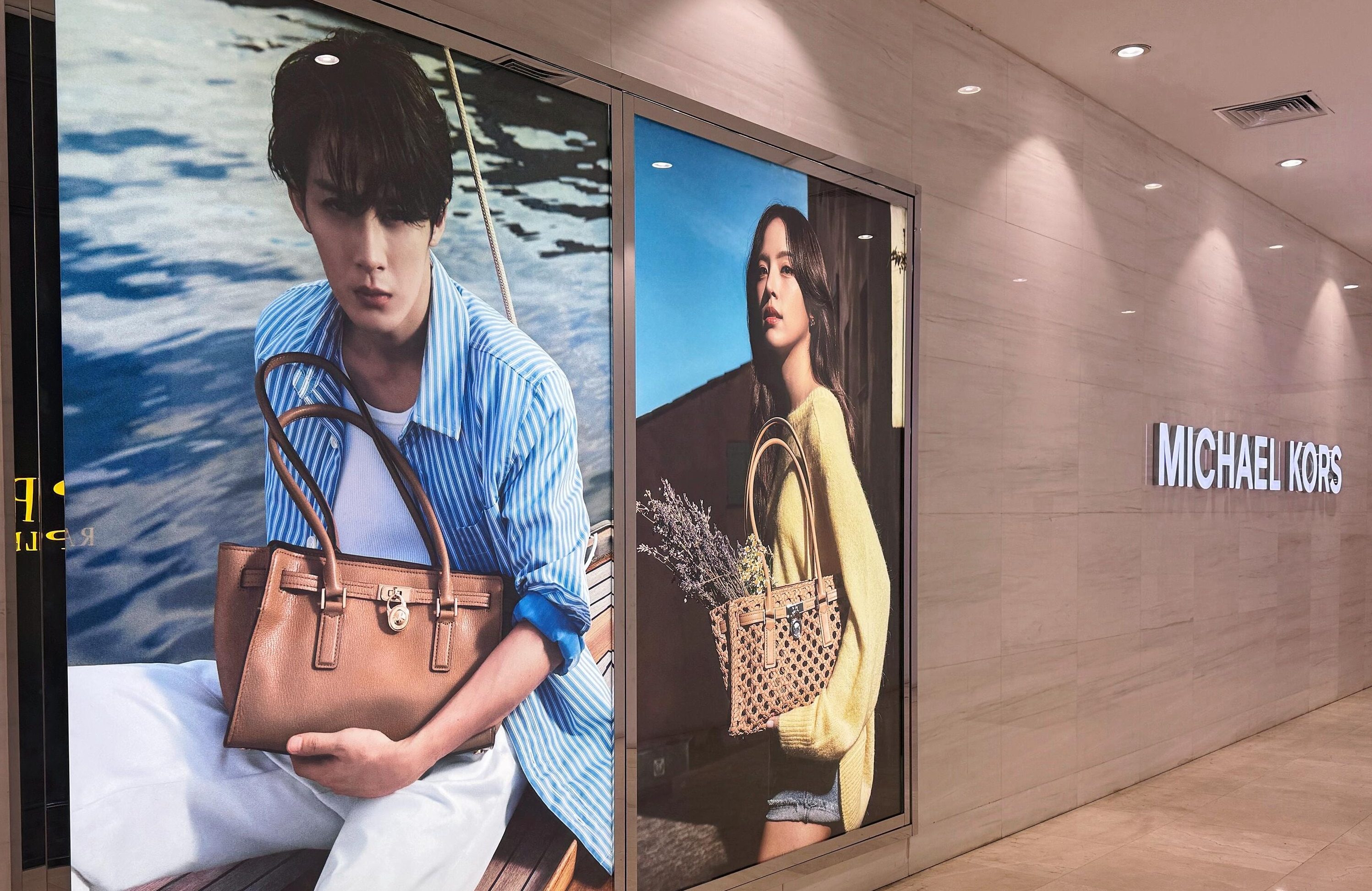 Michael Kors: Biển quảng cáo của Kiện Thứ cho chiến dịch Xuân/Hè 26 – JCT billboard for SS26 campaign.