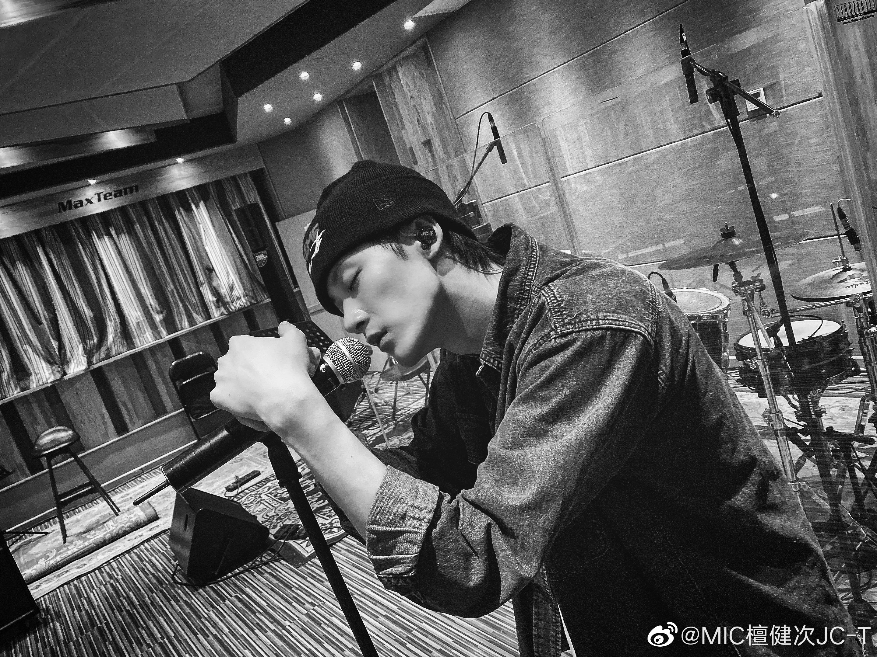 Có một Kiện Thứ  cực kỳ quyến rũ trong phòng thu. There’s a tantalizingly capitaving Jianci in the studio.